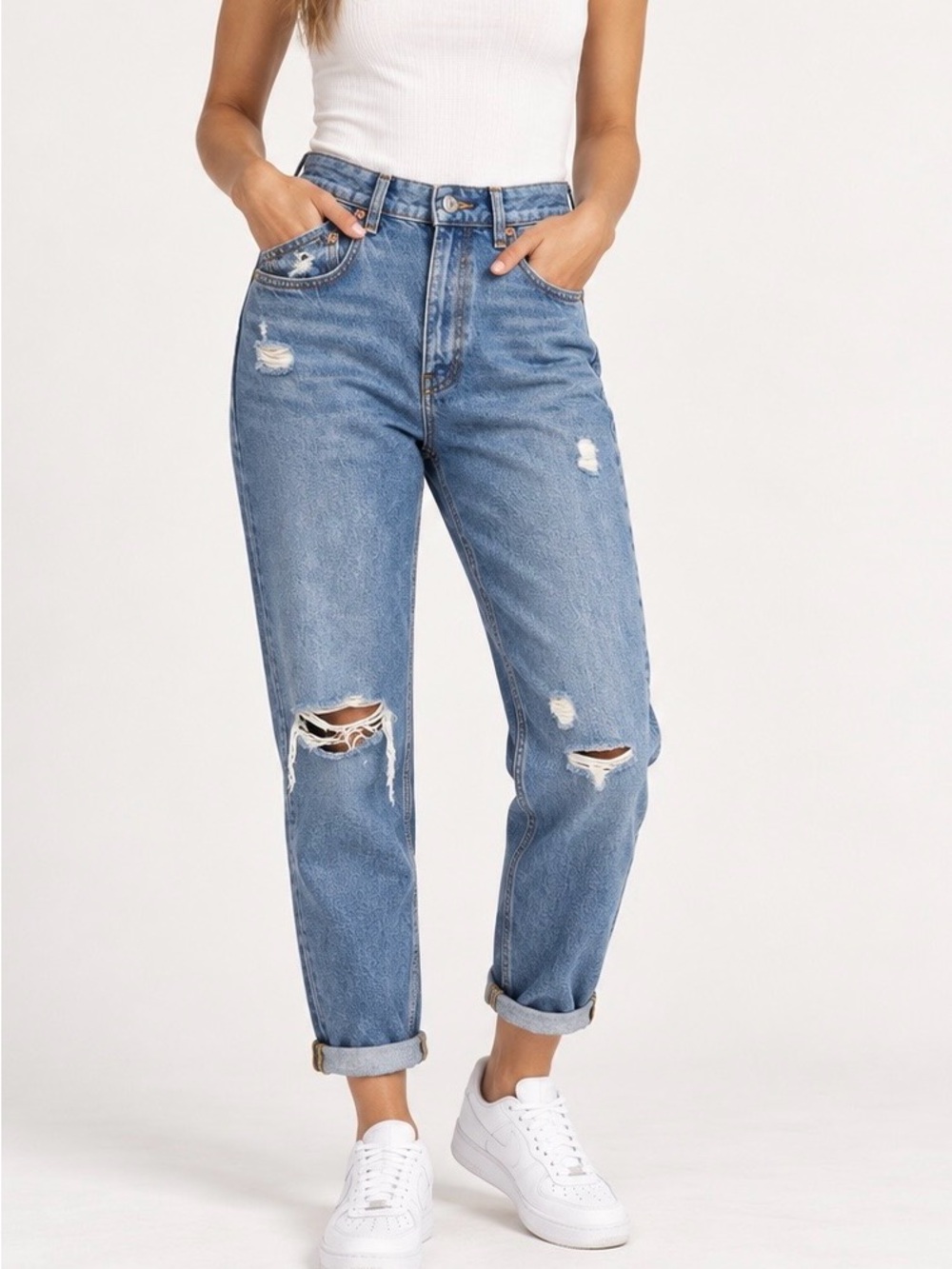 Zara The 90’s Mom Fit Distressed Jeans – Size US 8 / EUR 40